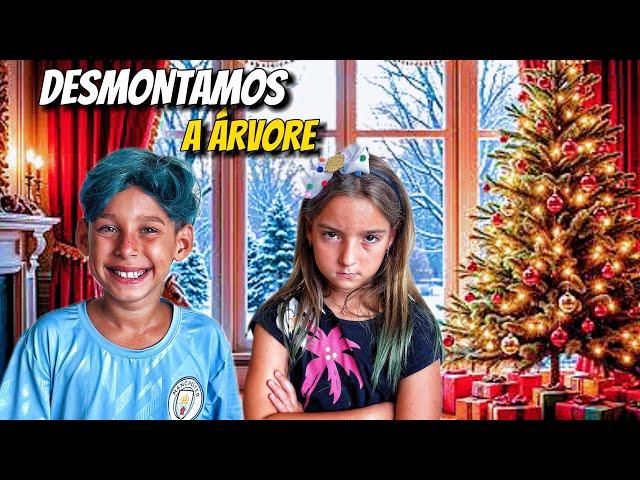 EU AMO DESMONTAR A ÁRVORE DE NATAL!*Ana Estela não gosta