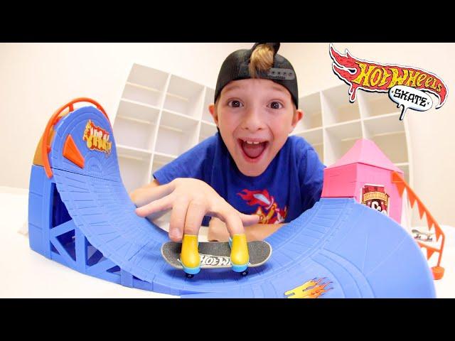 Father VS Son BEST FINGERBOARD TOY EVER / Hot Wheels Skate!