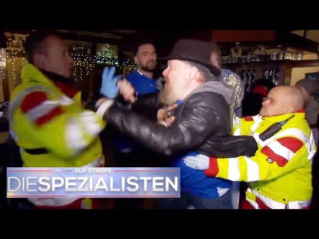 Notsituation in Kneipe: Hooligan geht auf Sanitäter los! | Oliver Dreier | Die Spezialisten | SAT.1