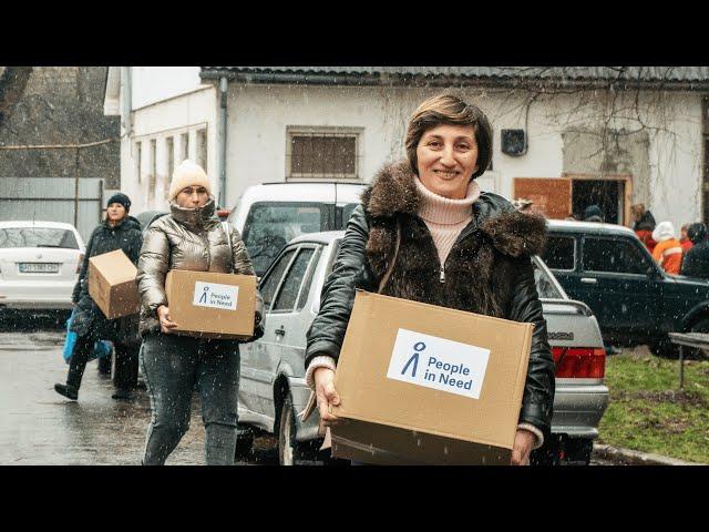 Гуманітарна допомога: як ВПО на Закарпатті отримують набори продуктів харчування та засобів гігієни