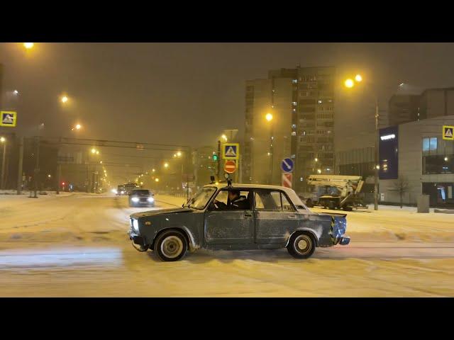 БЕЗУМНЫЙ ДРИФТ ПО ГОРОДУ НА ЖИГАХ - Crazy snow driving, стрит на жигулях, парный дрифт по городу