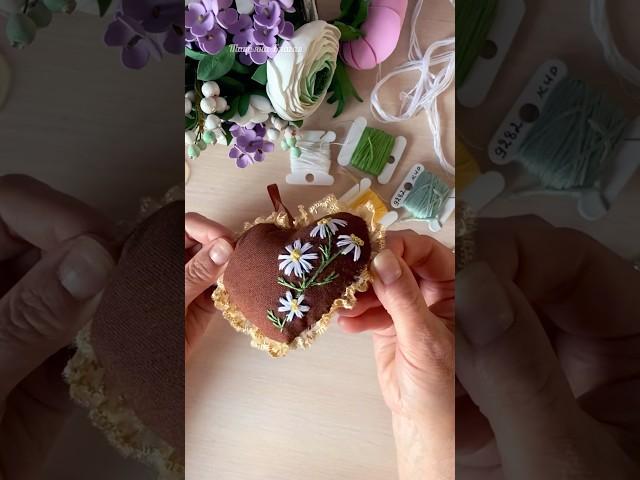 Вышивка без пялец. #вышивка #вышивкагладью #ромашки #вышиваю #игольница