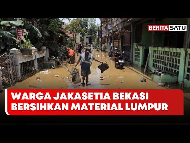 Warga Jakasetia Bekasi Bersihkan Material Lumpur | Beritasatu