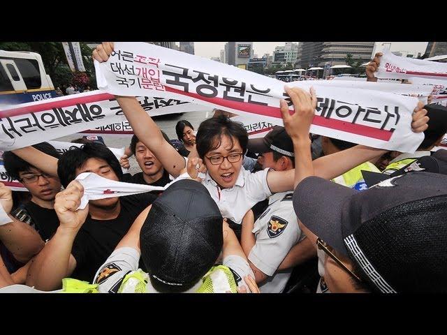 국정원 규탄 기습시위 대학생, 사지 들린채 '원세훈 구속' 외쳐