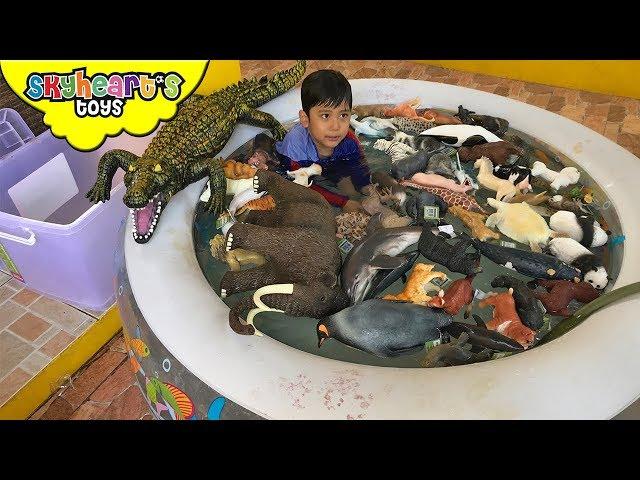 100 ANIMALS swimming in the pool! Skyheart plays with animal toys for kids mojo planet