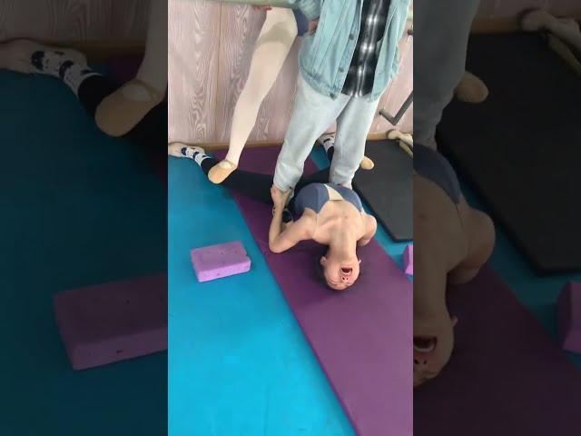 厳し過ぎる柔軟トレーニングに号泣