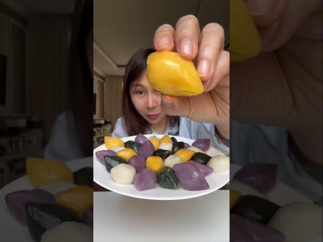 Kue tradisional Korea … dari tepung beras tekstur dan rasanya kayak perpaduan mochi dan tteok.