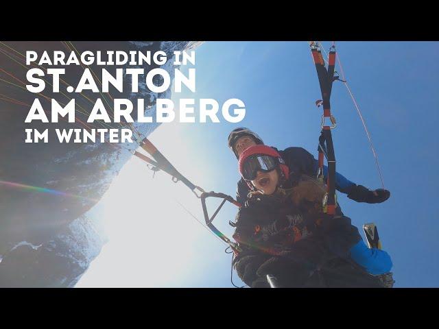 Gleitschirmfliegen in St. Anton im Winter. Starts mit Ski und Tandems.