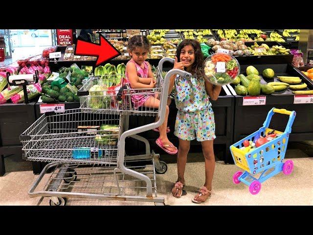 Kids Pretend Play Shopping at Supermarket for Healthy food