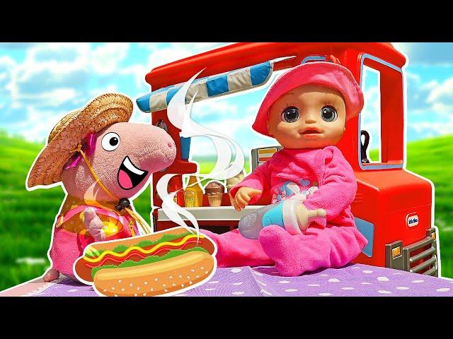 Che cosa mangiano i bambini piccoli al parco? Video con la bambola Baby Alive e giocattolo di Peppa