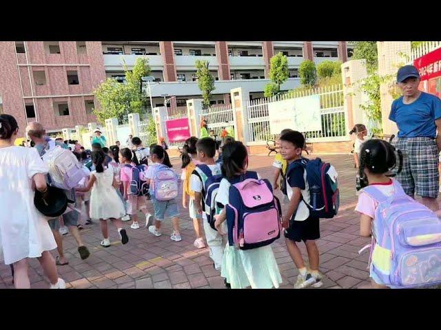 Baoma bought Junjun a phone watch and finally went to school happily today.