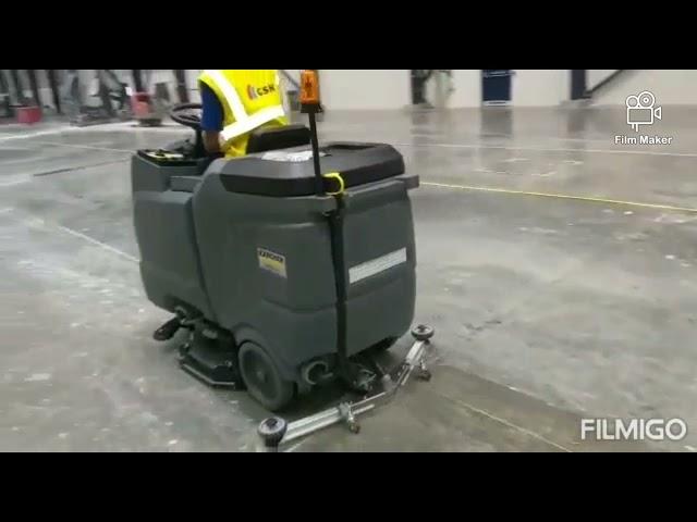 Ride on scrubber dryer