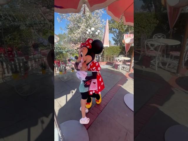 Meeting her FAV Disney Character ️ Minnie Mouse  #lifeaswegomez #disney #familyvlog