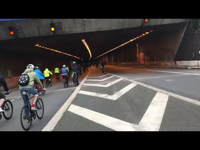 1500 Fahrräder fahren durch den Schnellstraßen Tunnel Wambel