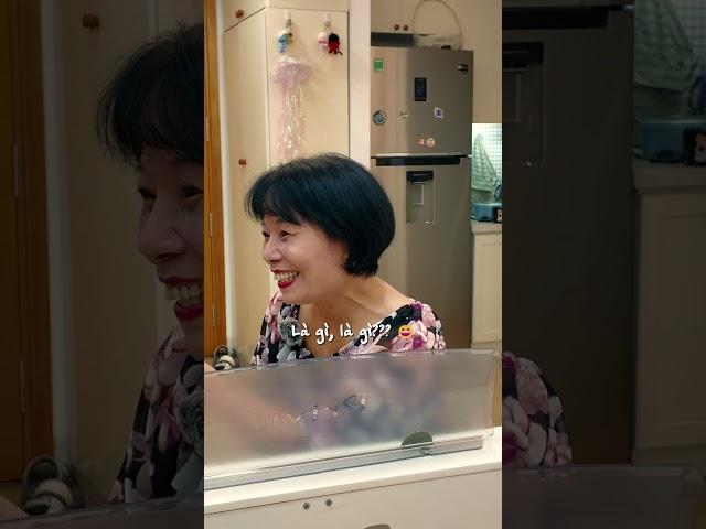 Phuong's mother also loves to film "con-ten"!!!