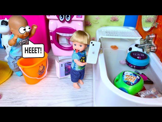 IS THE NEW IPHONE SINKING OR FLOATING?Katya and Max are a funny family! Barbie Dolls stories