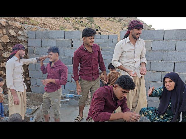 Mohammad works despite his back pain. Sajjad comes to him and tells him what his mother said.