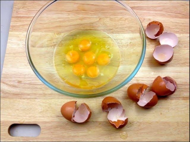 How to CRACK EGGS WITH ONE HAND