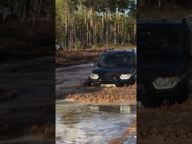 #UAZ #patriot drives through a puddle 