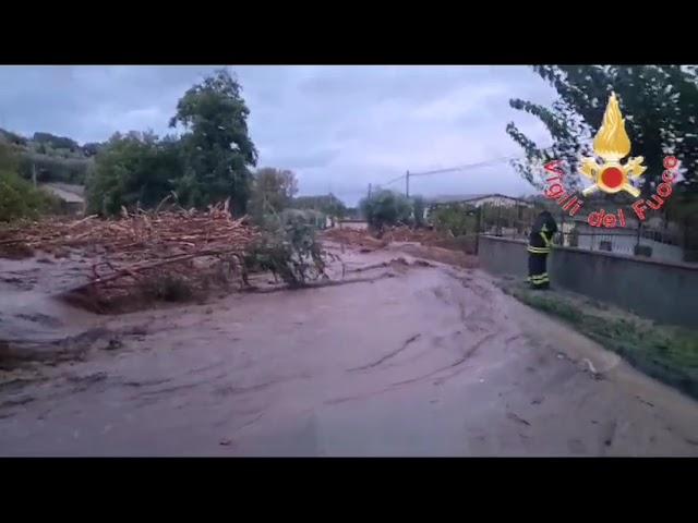 Maltempo Calabria, alluvione a Catanzaro: vigili del fuoco a lavoro