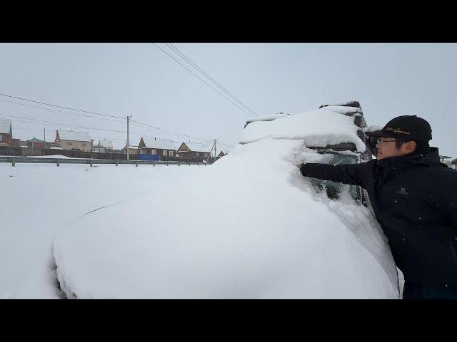 昨夜突降暴雪睡车里太舒服没察觉航拍雪后俄罗斯城市路上遇到风…