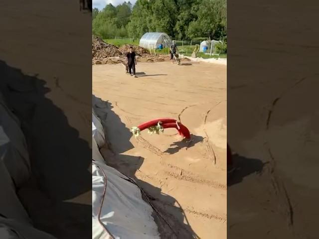 Уплотняем песчаную подушку и показываем работу дренажа в котловане  #дом  #строительство  #стройка