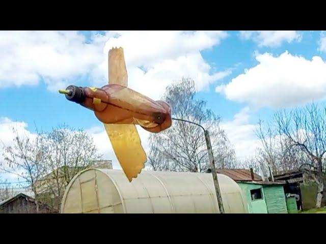 Ветряк Сокол из пластиковой бутылки для отпугивания птиц и кротов самоделка своими руками