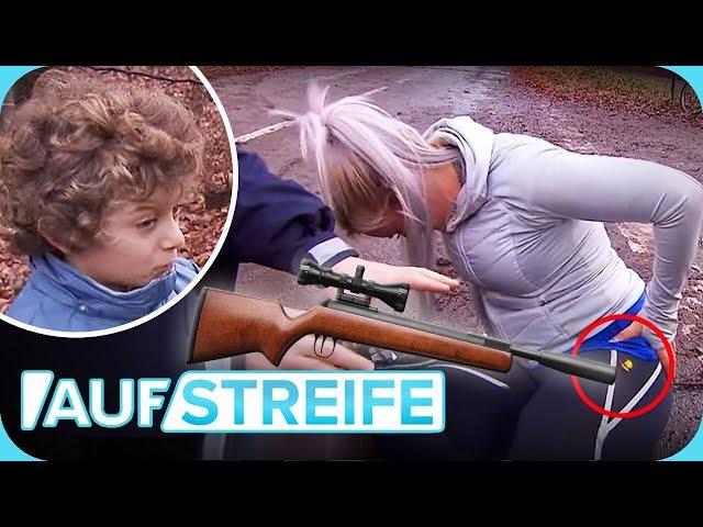 Mit Luftgewehr BESCHOSSEN: Wie kommt der kleine Junge zu der Waffe? ​ | Auf Streife | SAT.1