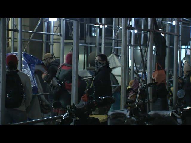 Migrants continue to camp out in front of hotel in Hell's Kitchen