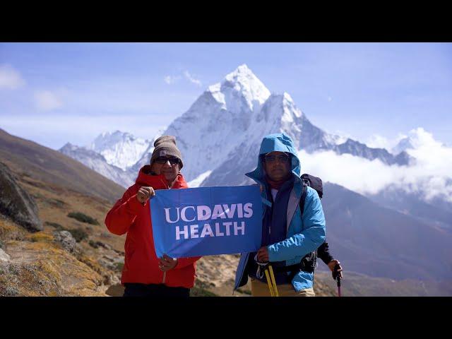 Medical Team Helps Cancer Patient Make Ambitious Trek to Mount Everest (Spanish)