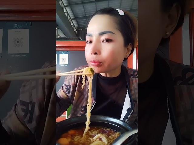 You eat Korean spicy noodles with me because it tastes delicious. #sophea #khmer  #eat #duck