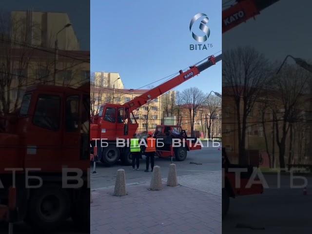 У Вінниці на вулиці Пирогова впала електроопора. На місці працюють комунальні служби