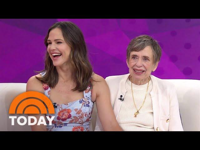 Jennifer Garner and mom Pat talk family, ‘Pretend Cooking Show’