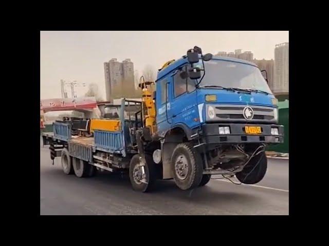 Truck fail compilation【E28】--Top dangerous moments of truck driving，trucks fails,feel sad for trucks