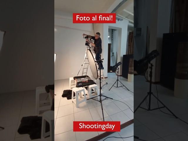 Usando un espejo para ver la cámara en una foto de producto. #fotografiadeestudio #fotografía