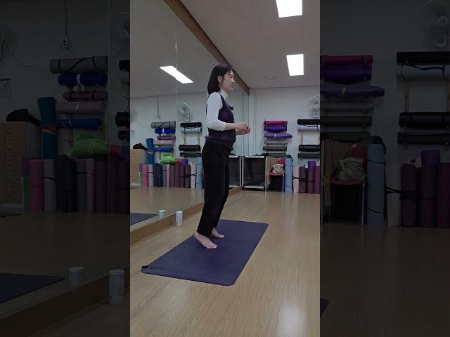 뒤꿈치들기와 종아리 가자미근 운동과 골반움직임을 동시에!20회.균형동작.제2의심장.혈당뽀개기운동 #시니어요가1등 #시니어운동 #실버요가 #중년홈트 #senioryoga