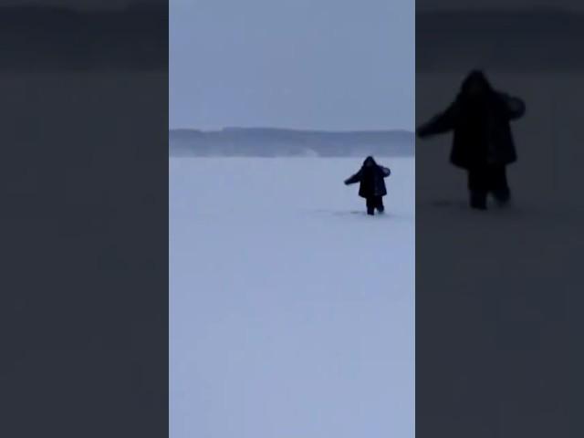 Неожиданно провалился. Тонкий лед. Полное видео на канале