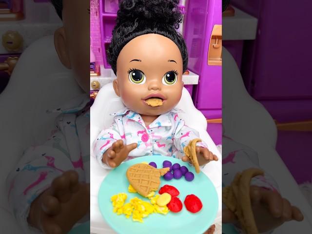 Feeding Snackin Sara Doll #babyalivedolls #dolls