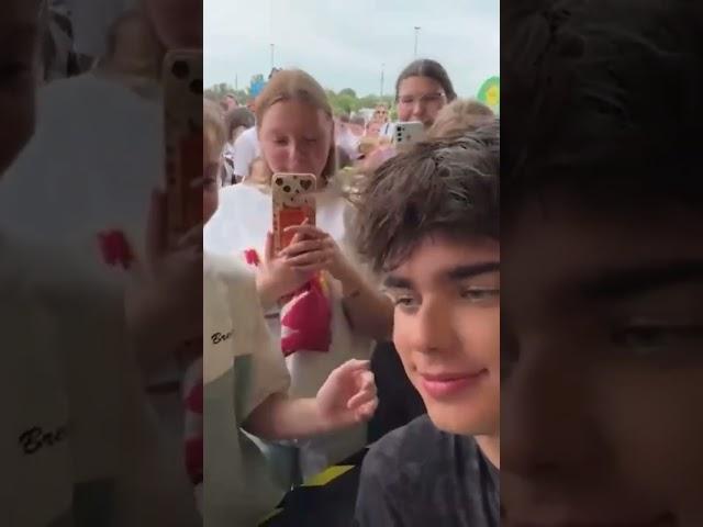 Подписчица ПОЦЕЛОВАЛА МАРКА ? #shorts #а4 #влада4