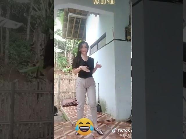 Ngintip memek tembem di depan rumah