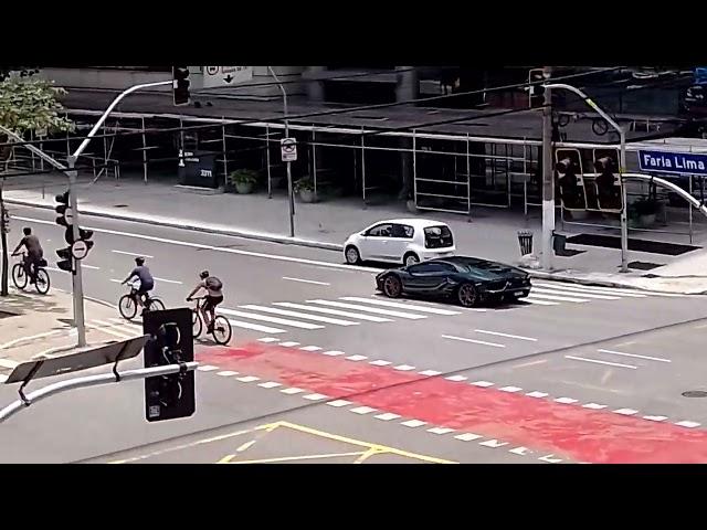 Lamborghini quebrando a barreira do som