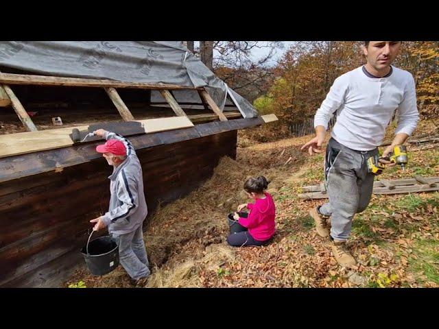 Punem invelitoare Ecologica pe acoperisul de la Cabana Minunata