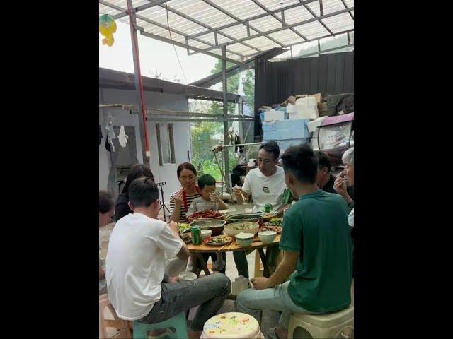 A big family with three brothers living together in a rural area in Hubei Province. They went Dutch