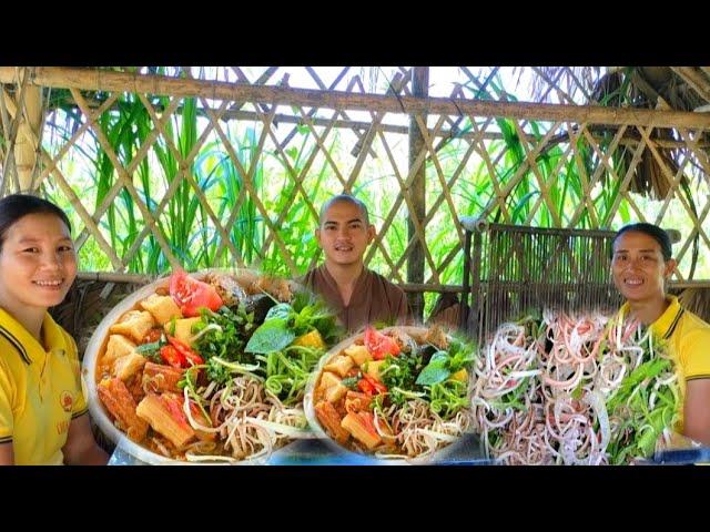 Thầy Lâm Vào Bếp Nấu Món Bún Riêu Chay Đãi Các Cô Phật Tử Làm Công Quả Ở Chùa| Bếp Chay Thầy Lâm