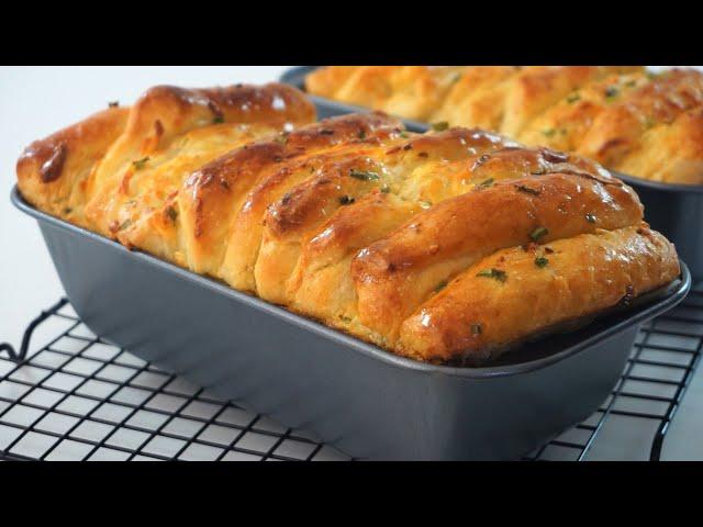 Garlic And Scallions Cheese Bread Pull Apart