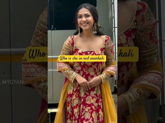 The outfit is awesome #shakyshaky#subscribemychannel #viralvideo #reem#anarkali