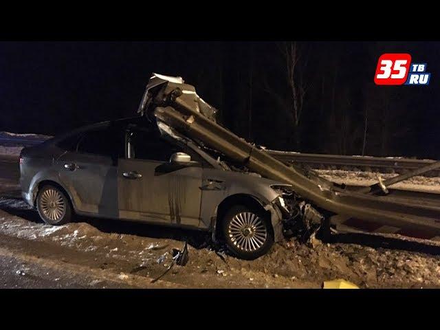 На вологодской трассе «Форд»  врезался в ограждение: водитель погиб, пассажир в коме