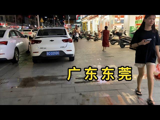 夜逛广东省东莞市石排镇 外卖小哥把电动车当床睡 刚发工资打工人银行取款机排队取现金 店铺都在营业 但是消费意愿不足 China dongguan city shipai town nightlife