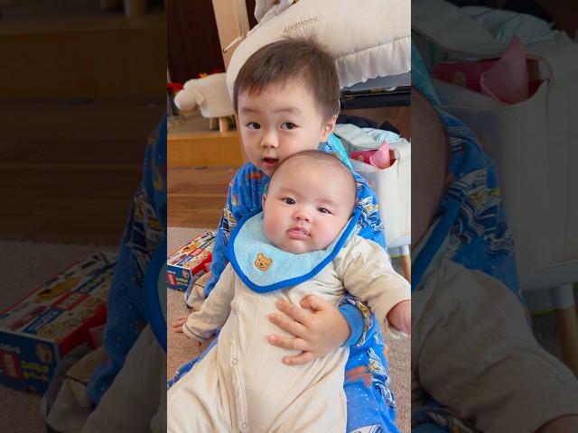 子守が上手になってきた長男 / Our older son is getting better at taking care of the baby.