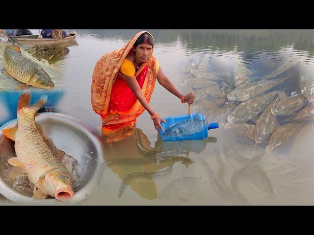 Rohu fish catching with big bottle by river|New fishing video,machhali pakdane ka sabse aasan tarika